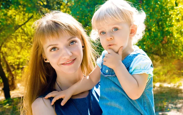 若い母親と公園で赤ちゃん — ストック写真