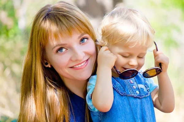 Jeune mère et bébé dans le parc — Photo