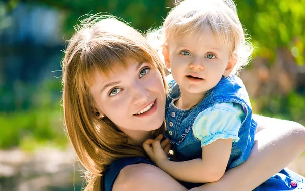 Jonge moeder en baby in het park — Stockfoto