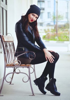 Bir çekici esmer kız portresi