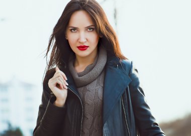 Sokakta yürüyen genç çekici esmer kız