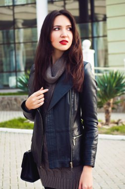 Sokakta yürüyen genç çekici esmer kız