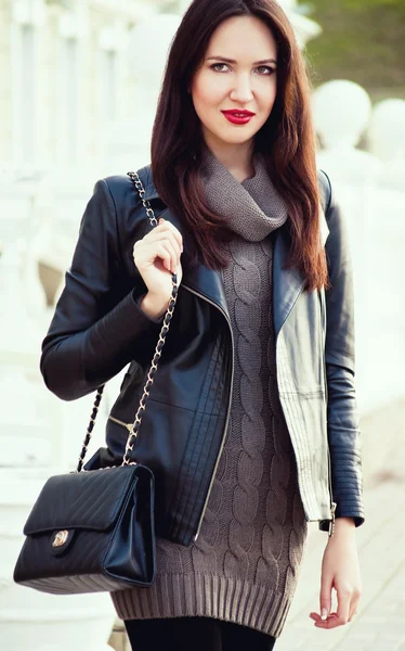 Giovane ragazza bruna attraente a piedi lungo la strada — Foto Stock