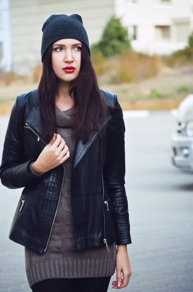 Joven chica morena atractiva caminando por la calle —  Fotos de Stock