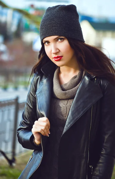 Retrato de una joven morena atractiva — Foto de Stock