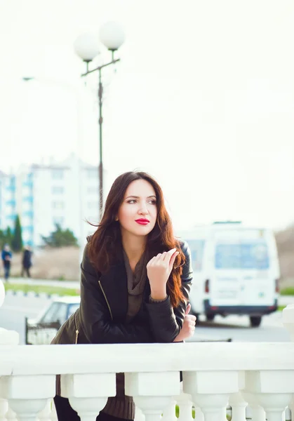 Portrait d'une jeune fille brune attrayante — Photo