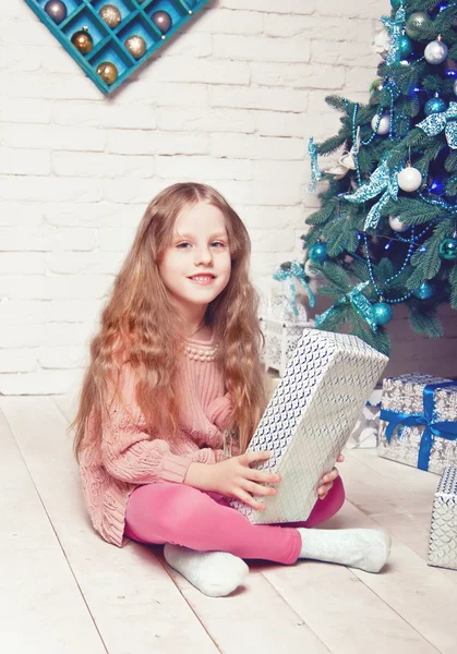 Jolie petite fille sous arbre de Noël — Photo