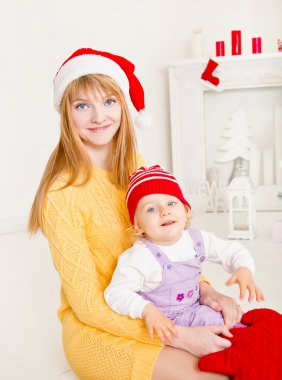 Noel Baba şapkalı çocuk ile genç anne