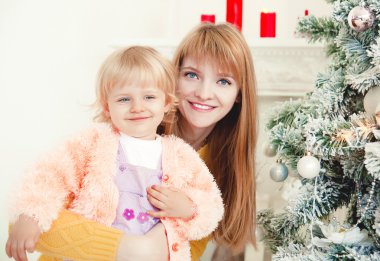 genç anne ile bebek Noel ağacı yakınındaki