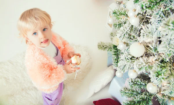 Bonita niña bajo el árbol de Navidad — Foto de Stock