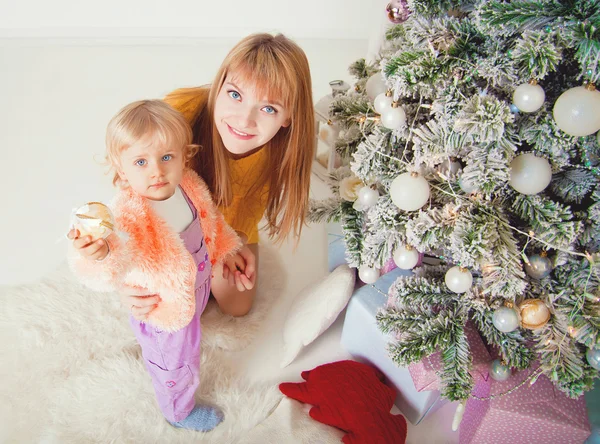 Jovem mãe com bebê perto da árvore de Natal — Fotografia de Stock