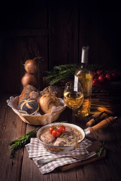 Gebratene Fricandeau mit Zwiebeln — Stockfoto