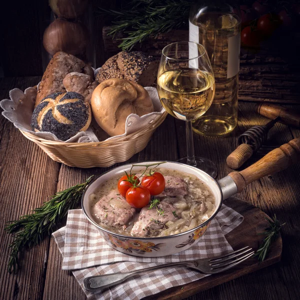 Gebratene Fricandeau mit Zwiebeln — Stockfoto