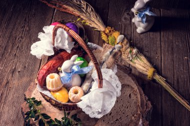 gıda ile Paskalya sepeti