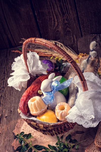 Cesta de Pascua con comida —  Fotos de Stock