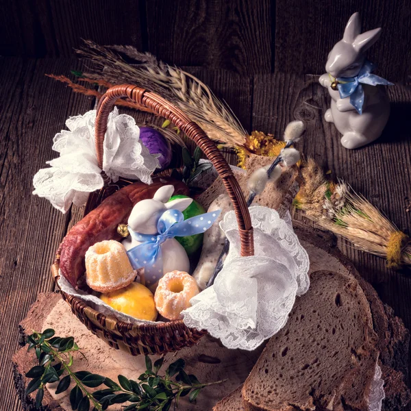 Panier de Pâques avec nourriture — Photo