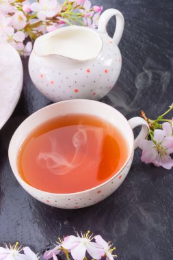 Beyaz fincanda siyah çay.