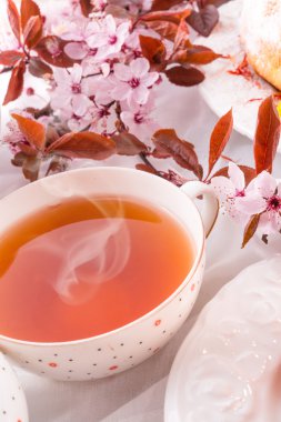 Beyaz fincanda siyah çay.