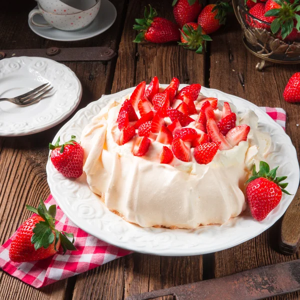 Pavlova taart met aardbeien — Stockfoto