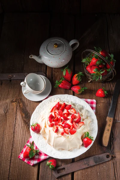Cake Pavlova with strawberries — Stock Photo, Image