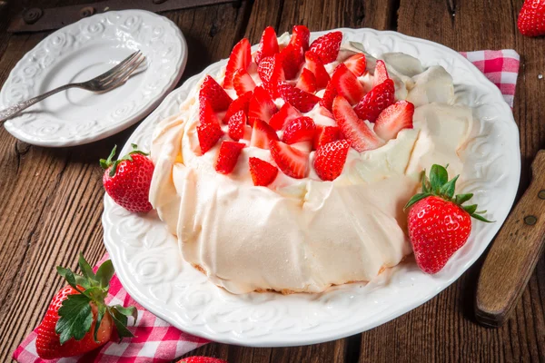 Gâteau Pavlova aux fraises — Photo