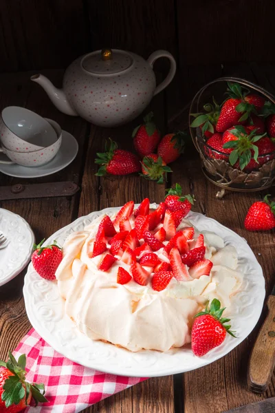 Pasta Pavlova çilek ile — Stok fotoğraf