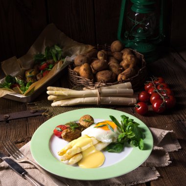 sahanda yumurta ile kuşkonmaz