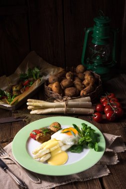 sahanda yumurta ile kuşkonmaz