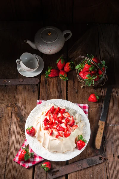 Cake Pavlova with strawberries — Stock Photo, Image