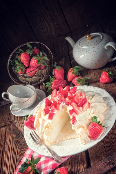 Pavlova taart met aardbeien — Stockfoto