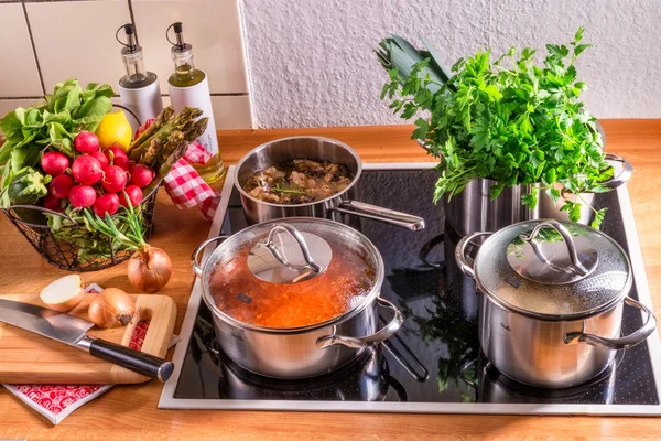 Panelas de cozinha no fogão — Fotografia de Stock