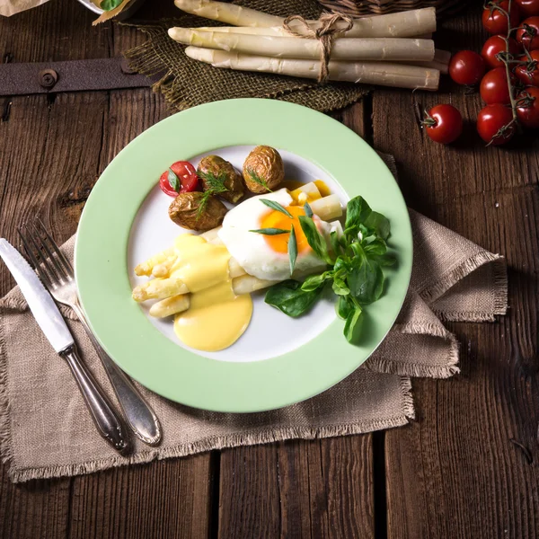 Asperges met gebakken ei — Stockfoto