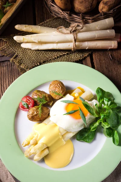 Asperges met gebakken ei — Stockfoto