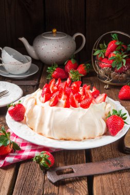 pasta Pavlova çilek ile