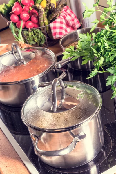 ストーブの鍋を料理 — ストック写真