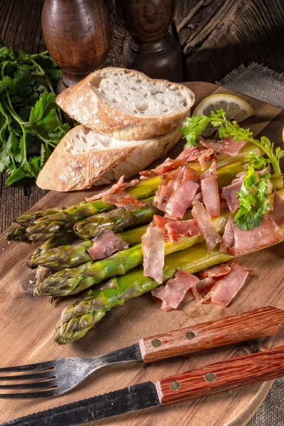 Asparagi verdi con prosciutto — Foto Stock