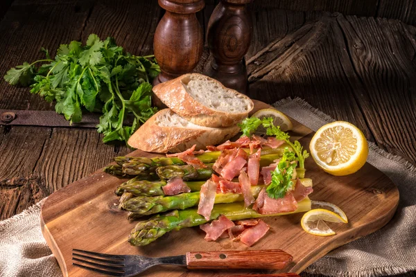 Green asparagus with ham — Stock Photo, Image