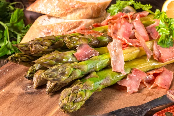 Groene asperges met ham — Stockfoto