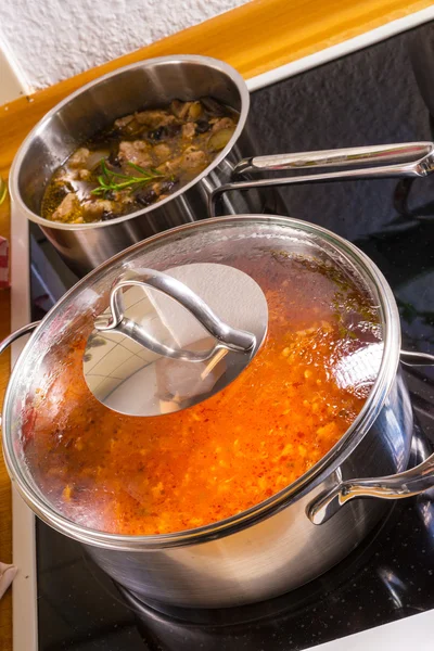 Panelas de cozinha no fogão — Fotografia de Stock