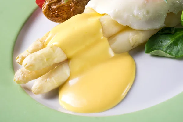 Asparagus dengan telur goreng — Stok Foto
