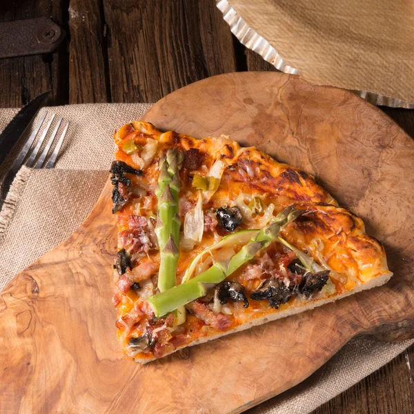 Pizza de espargos verdes — Fotografia de Stock