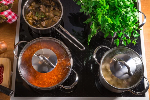 ストーブの鍋を料理 — ストック写真