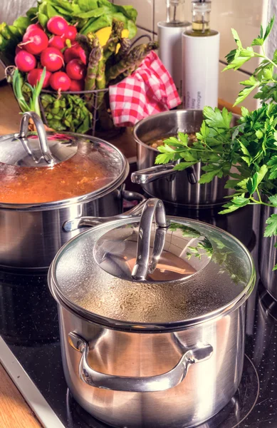 Kookpotten op het fornuis — Stockfoto