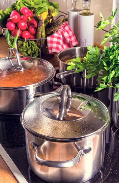 Panelas de cozinha no fogão — Fotografia de Stock