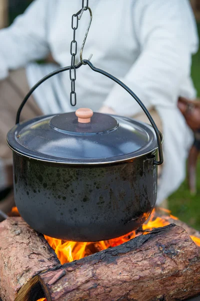 Kochen über dem Feuer — Stockfoto