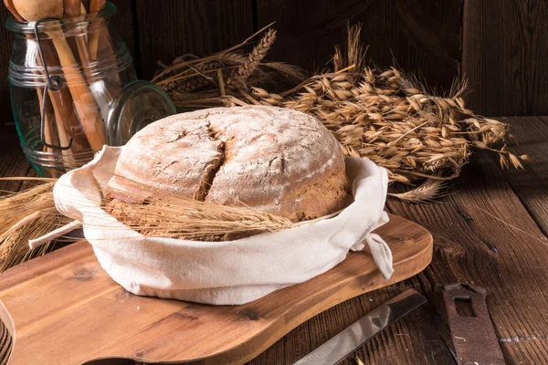 Färskt hembakat bröd — Stockfoto