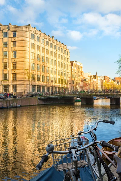 Noite de primavera em amsterdam — Fotografia de Stock