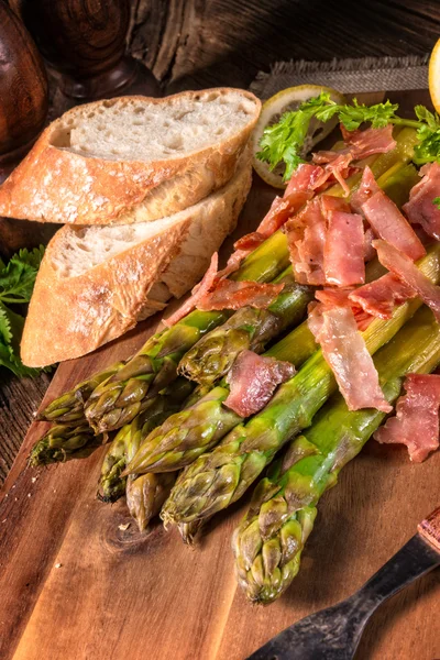 Asparagi verdi con prosciutto — Foto Stock