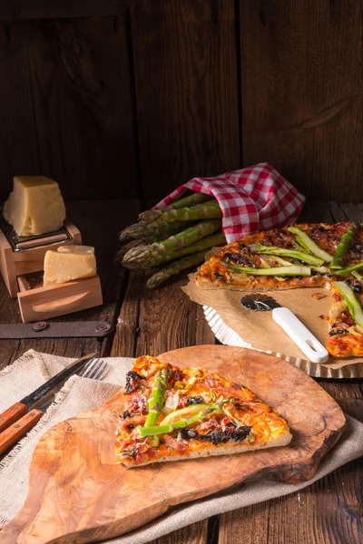 Pizza agli asparagi verdi — Foto Stock