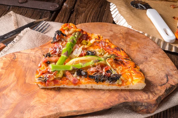 Yeşil kuşkonmaz pizza — Stok fotoğraf